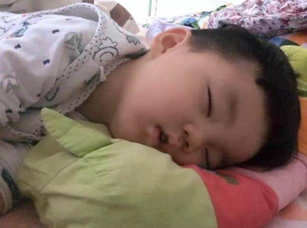 孩子磨牙<strong></p>
<p>响币</strong>，为什么白天不响晚上“嘎吱嘎吱响”？原因简单却难治