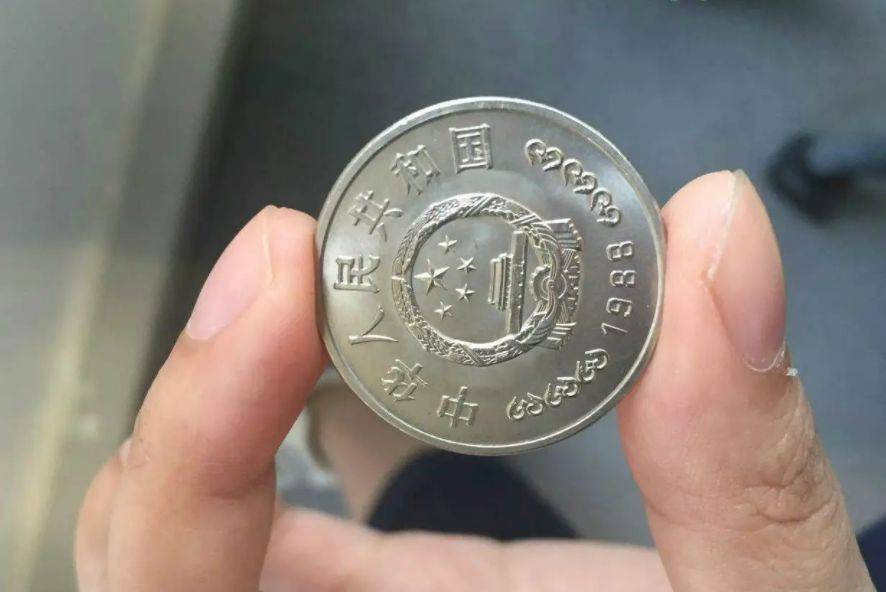 曾经被人嫌弃的1元硬币<strong></p>
<p>红币</strong>，如今成纪念币币王，建行币还在涨