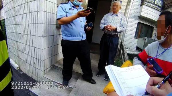 快递小哥发现包裹上这行字<strong></p>
<p>币民</strong>，直接冲到派出所……
