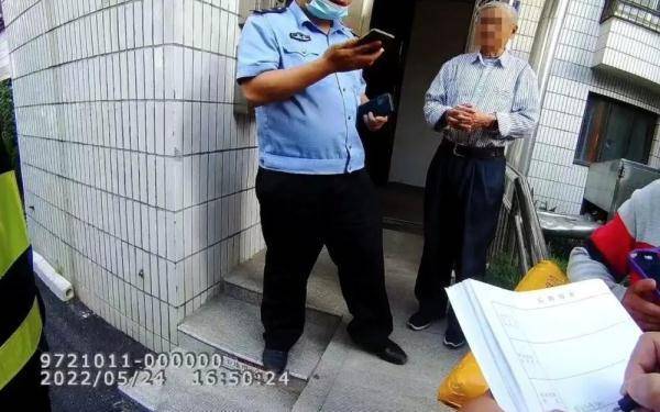 “快递竟然到付5万多元？”<strong></p>
<p>币民</strong>，快递小哥发现一个秘密.....