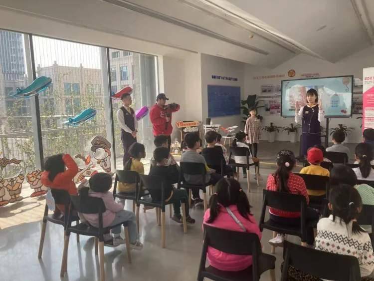 妇儿之家变身机舱<strong></p>
<p>美股之家</strong>，开启“小小飞行家”启蒙之旅