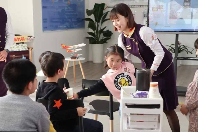 妇儿之家变身机舱<strong></p>
<p>美股之家</strong>，开启“小小飞行家”启蒙之旅