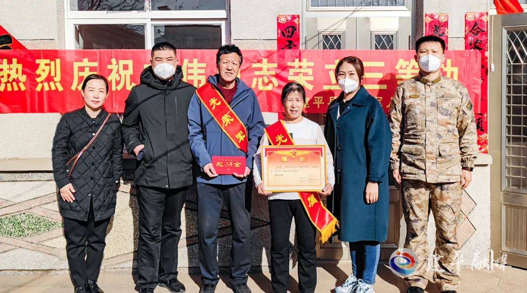喜报送到家 “光荣之家”更光荣