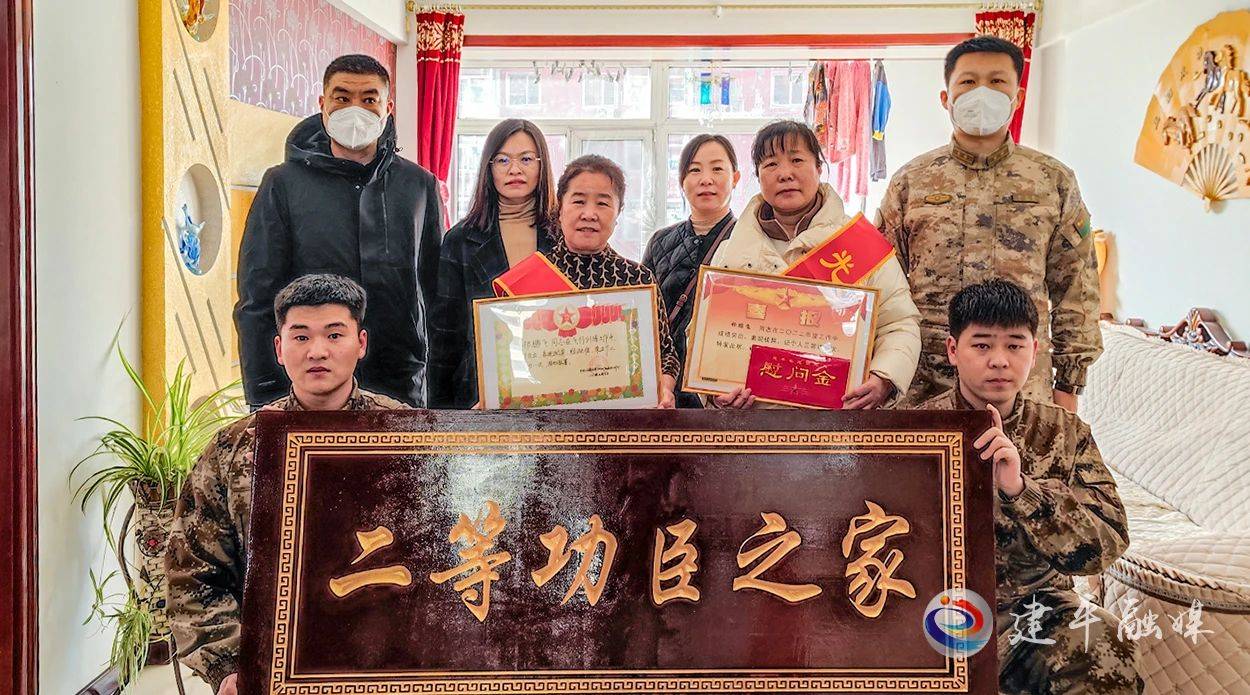 喜报送到家 “光荣之家”更光荣