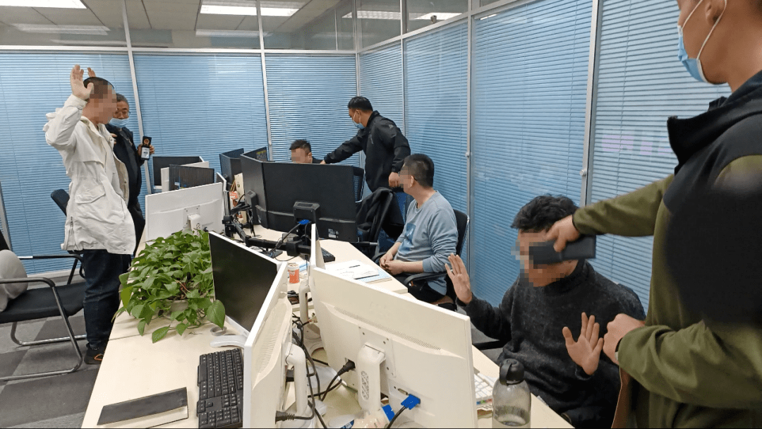 国内首例！孙某某、谢某某等15人<strong></p>
<p>美股佣金</strong>，被警方抓获！