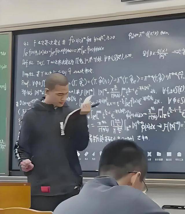 韦东奕上课照片走红<strong></p>
<p>虚拟币投资教程</strong>，新发型吸睛，网友：板书真漂亮，可惜看不懂