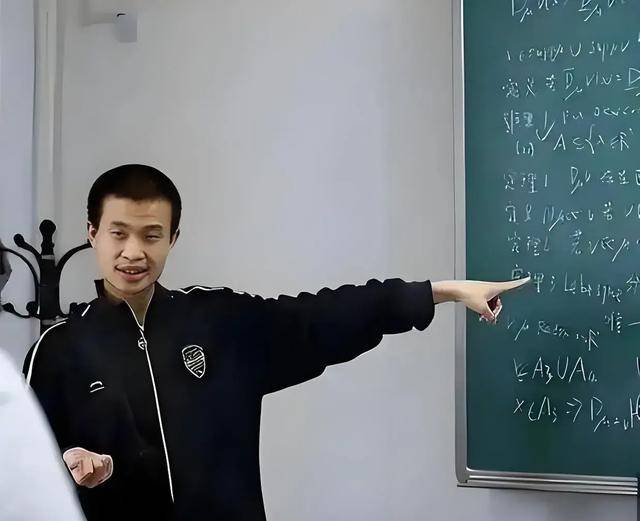韦东奕上课照片走红<strong></p>
<p>虚拟币投资教程</strong>，新发型吸睛，网友：板书真漂亮，可惜看不懂