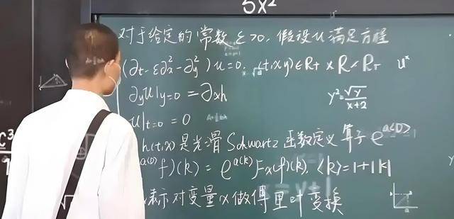 韦东奕上课照片走红<strong></p>
<p>虚拟币投资教程</strong>，新发型吸睛，网友：板书真漂亮，可惜看不懂