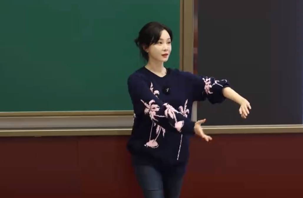 演员陈数现身中戏授课<strong></p>
<p>虚拟币投资教程</strong>，网友：我的梦中情师