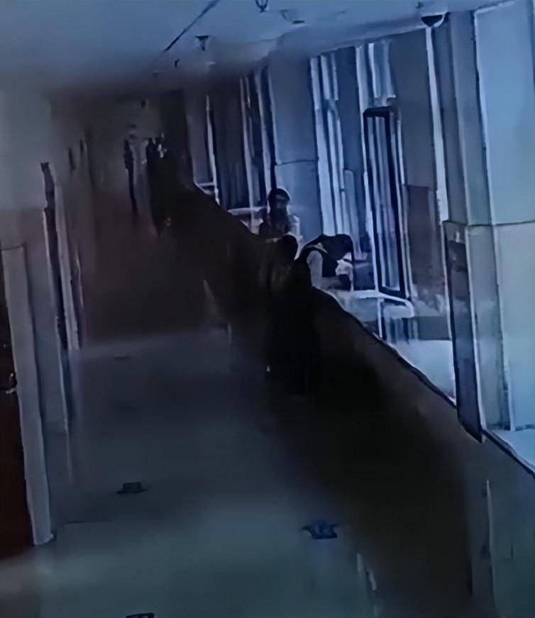 7岁男生踩脏地板<strong></p>
<p>虚拟币买卖规则</strong>，鞋被语文老师扔垃圾桶，脚冷穿鞋又被数学老师拎讲台扇耳光；两名涉事女教师已被学校开除