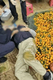 昆明一老人赶集摔倒压坏水果摊！中午就带着家属找来了<strong></p>
<p>虚拟币买卖规则</strong>，摊主慌了……