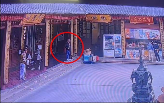 自制缠满双面胶的铁片<strong></p>
<p>虚拟币全面下跌</strong>，男子在寺庙内盗窃功德箱被行拘