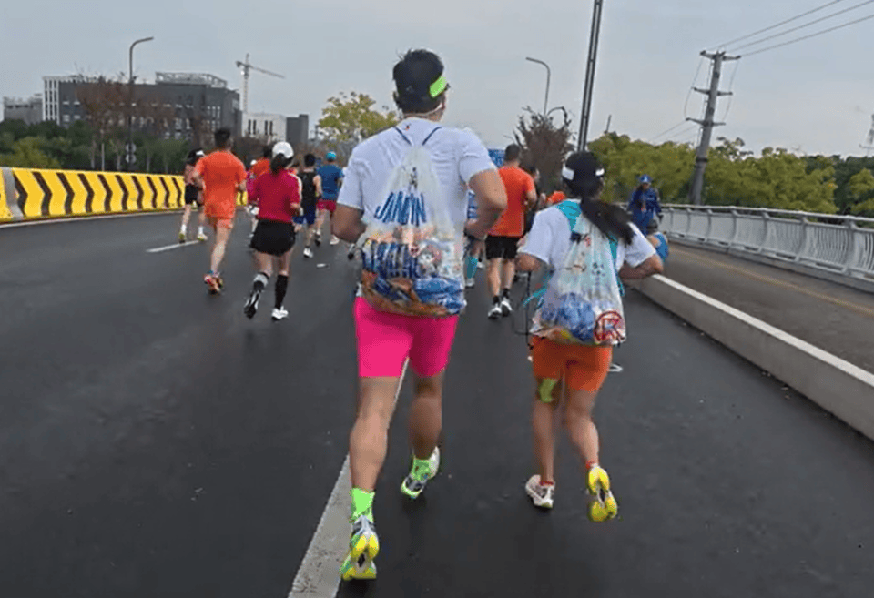 苏州马拉松一男一女将给选手的免费零食打包“负重”奔跑<strong></p>
<p>企业币</strong>？主办方回应