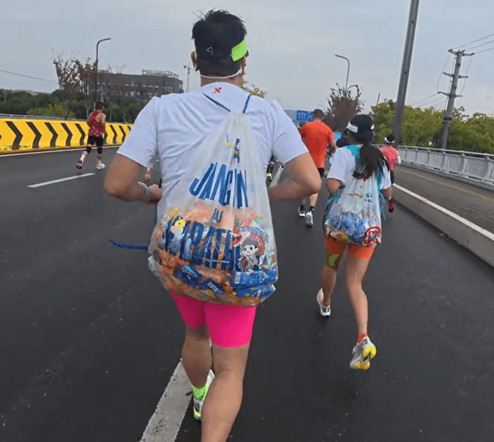 苏州马拉松一男一女将给选手的免费零食打包“负重”奔跑<strong></p>
<p>企业币</strong>？主办方回应