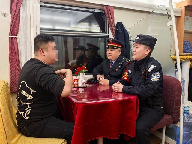 列车上一醉酒“纹身哥”突然对乘警说“我是逃犯”<strong></p>
<p>区块链虚拟币交易平台官网</strong>，乘警一查：不，你不是！