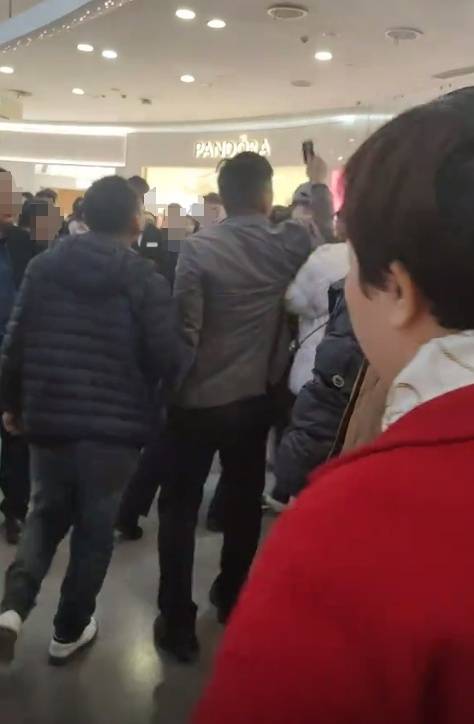 工资被折换成郑州一商场购物卡<strong></p>
<p>区块链虚拟币交易平台官网</strong>，每月仅一天能使用，律师：以购物卡支付工资或涉嫌违法