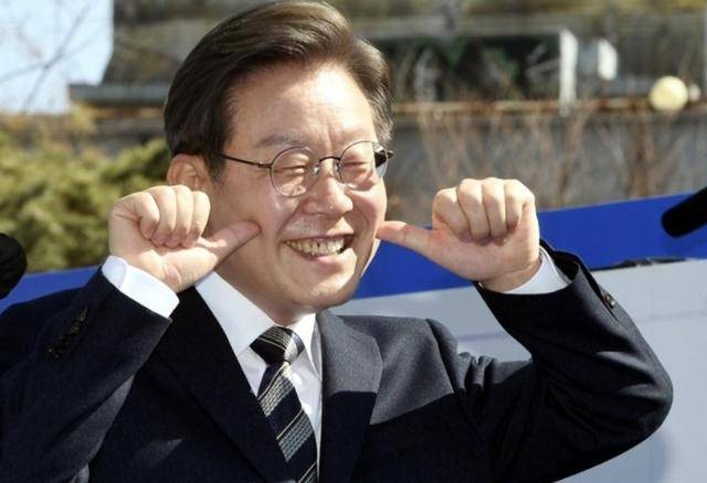 执政党捏着鼻子要“保尹”<strong></p>
<p>虚拟币蒸汽</strong>，尹锡悦的总统宝座，将由8个人决定