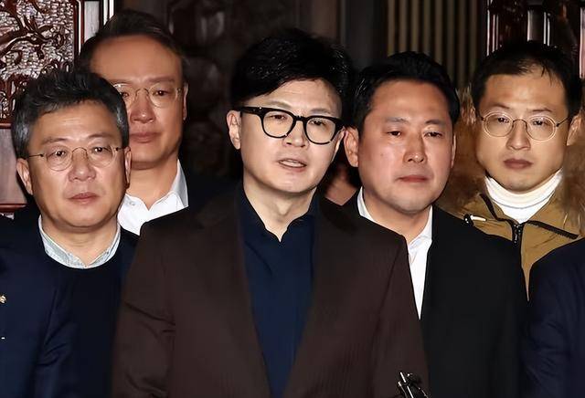 执政党捏着鼻子要“保尹”<strong></p>
<p>虚拟币蒸汽</strong>，尹锡悦的总统宝座，将由8个人决定