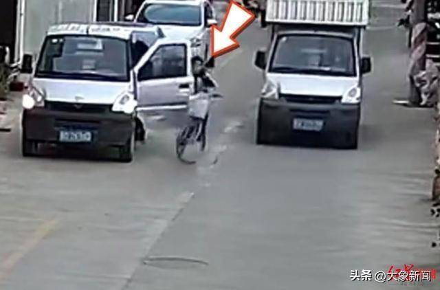 男孩骑单车遭遇“开门杀”<strong></p>
<p>虚拟币app开发</strong>，摔倒后又被小货车碾压 广东汕头有关部门：及时送医，无生命危险