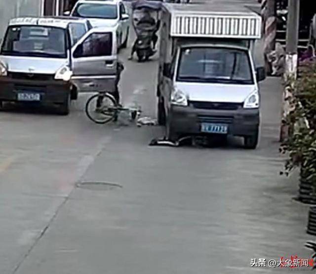 男孩骑单车遭遇“开门杀”<strong></p>
<p>虚拟币app开发</strong>，摔倒后又被小货车碾压 广东汕头有关部门：及时送医，无生命危险
