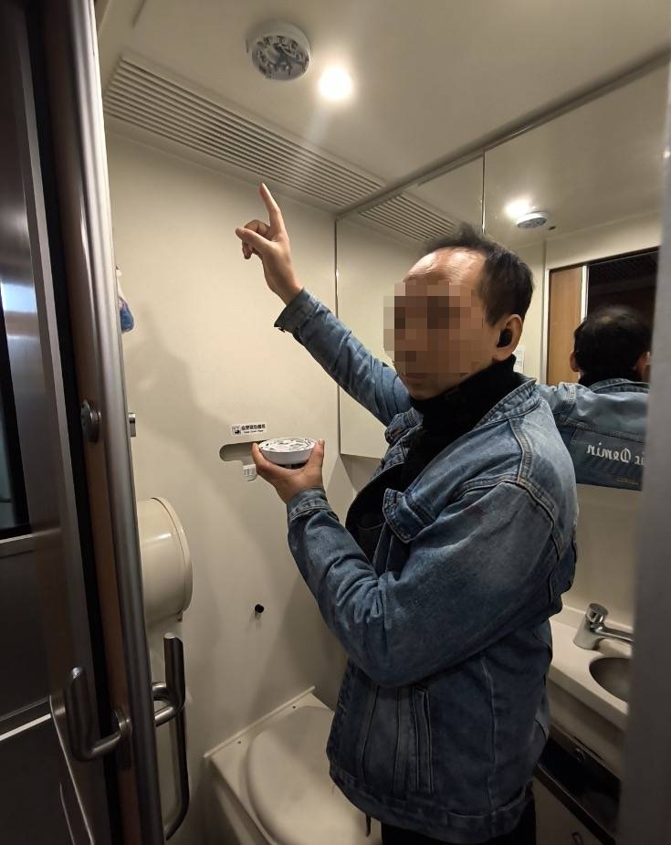 男子为了在动车抽烟防止被查<strong></p>
<p>最新虚拟币认购网</strong>，竟把烟雾报警器给拆了！铁警：拘留