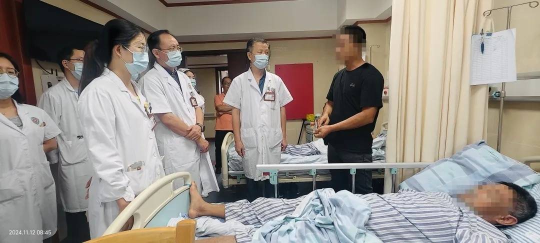 广州一“老酒鬼”路边捡到宝<strong></p>
<p>农行虚拟卡信用币</strong>，笑着笑着倒下了……