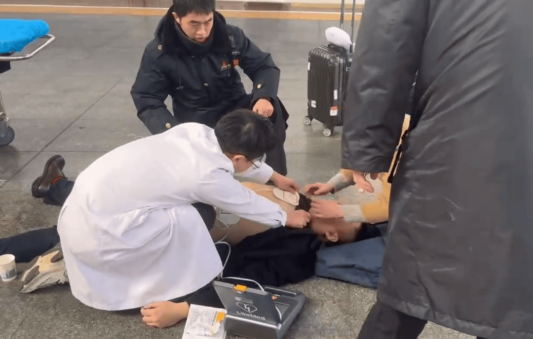 男子在长沙南站心脏骤停晕倒<strong></p>
<p>2017年虚拟币行情</strong>，醒来后第一句话：要赶去上班！