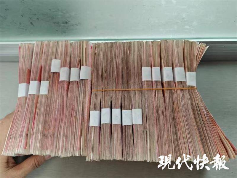 女子把17万元现金藏床底多年<strong></p>
<p>2017虚拟币</strong>，发霉粘在了一起