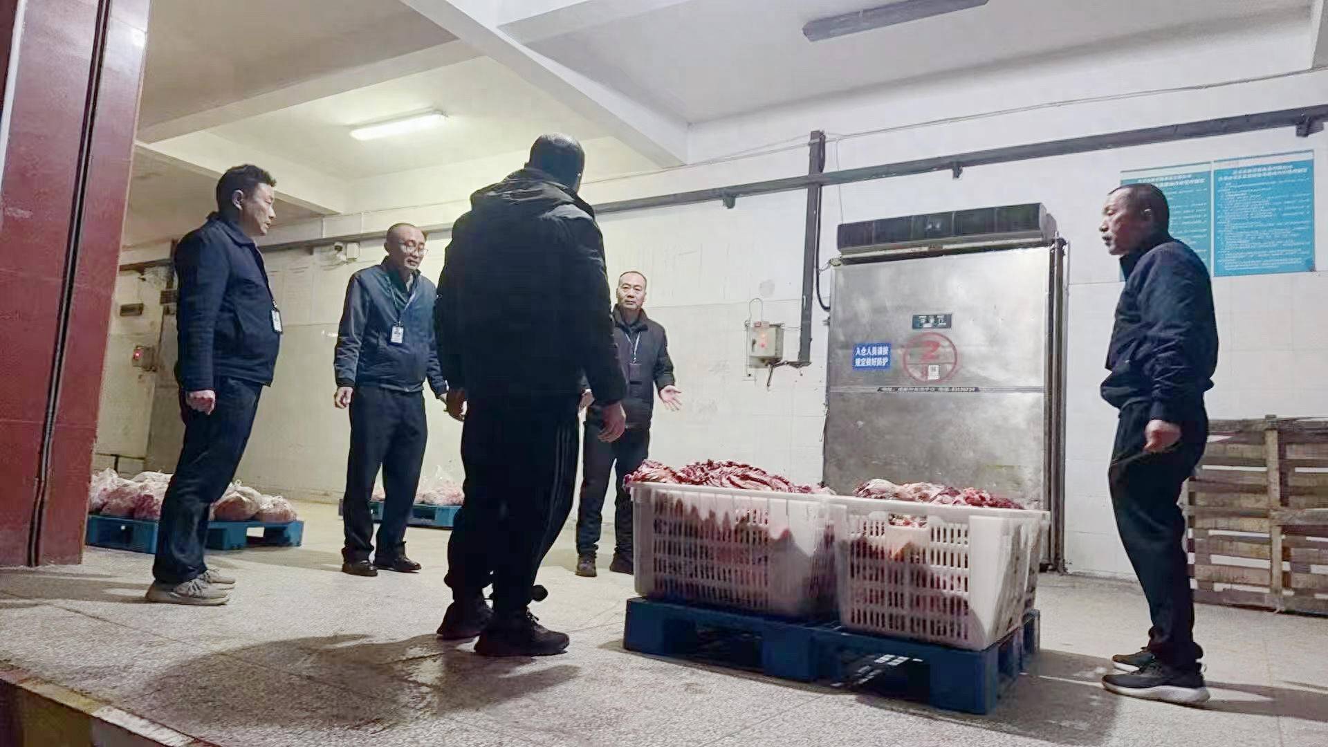 给活牛插管注水每头增重80斤！四川荣县警方破获一起售卖注水牛肉案<strong></p>
<p>原油姜</strong>，5人被抓