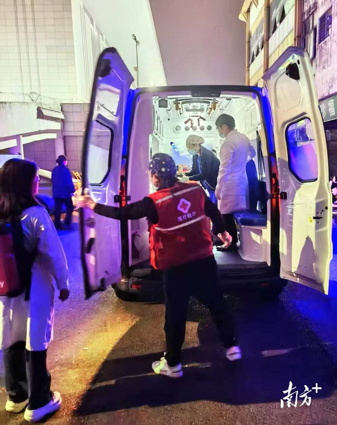 “先救命<strong></p>
<p>期货原油宝</strong>，责任我们担！”东莞东站一旅客突发心脏骤停