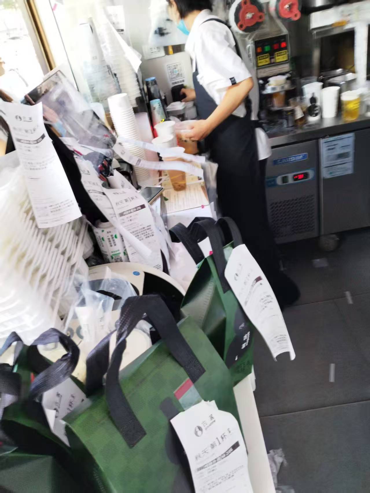 骑手谈平台“卷”社保：我不怕累<strong></p>
<p>拉比原油</strong>，能接受工资适当变化