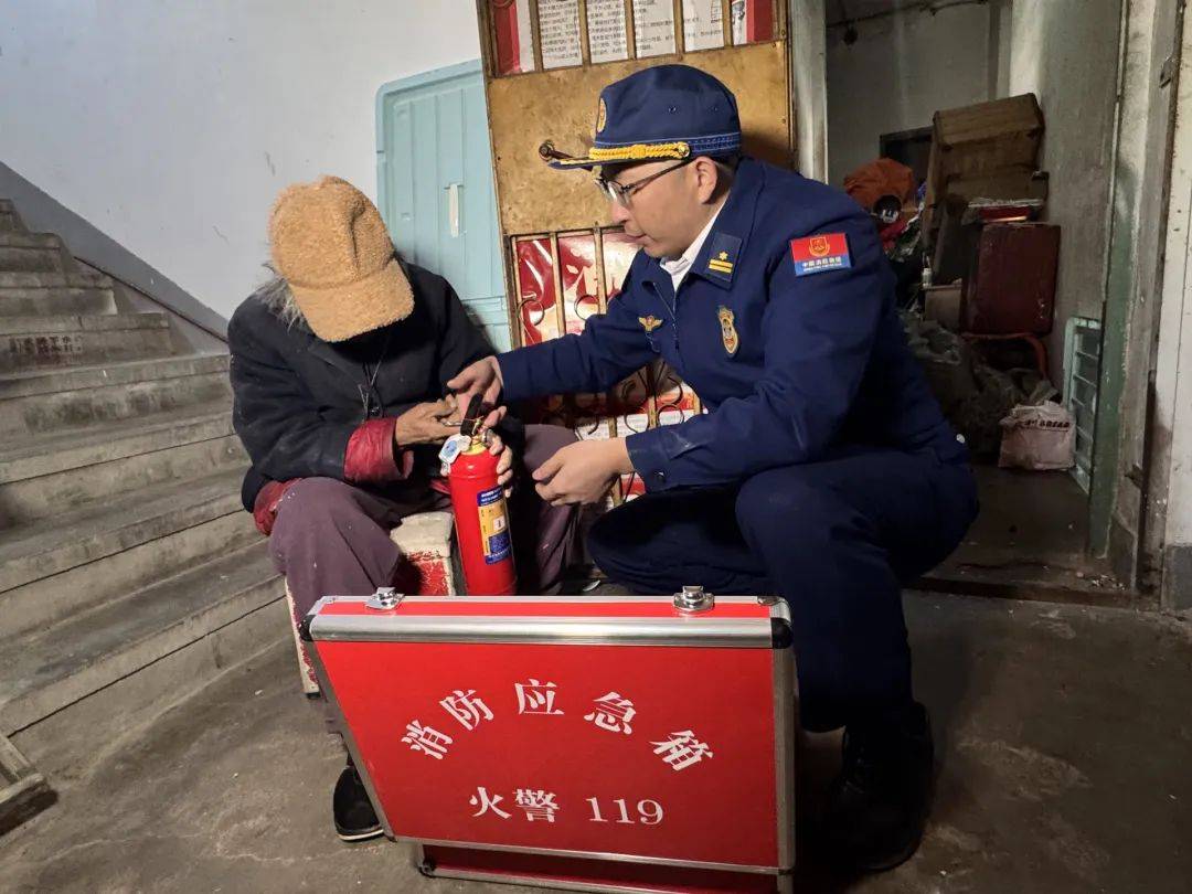 退休金超9000<strong></p>
<p>期货原油直播间</strong>，91岁老人家中却“垃圾成山”！原因心酸