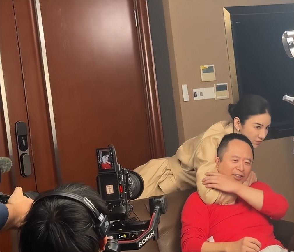 周鸿祎回应参演的短剧辣眼睛：黄奕诱惑<strong></p>
<p>原油上市</strong>我的剧情是DeepSeek设计的