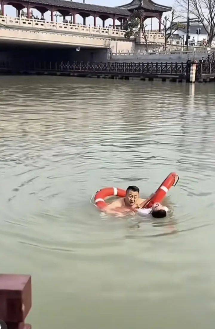 山东大哥到苏州出差<strong></p>
<p>神原油</strong>，刚下火车20分钟跳河救人