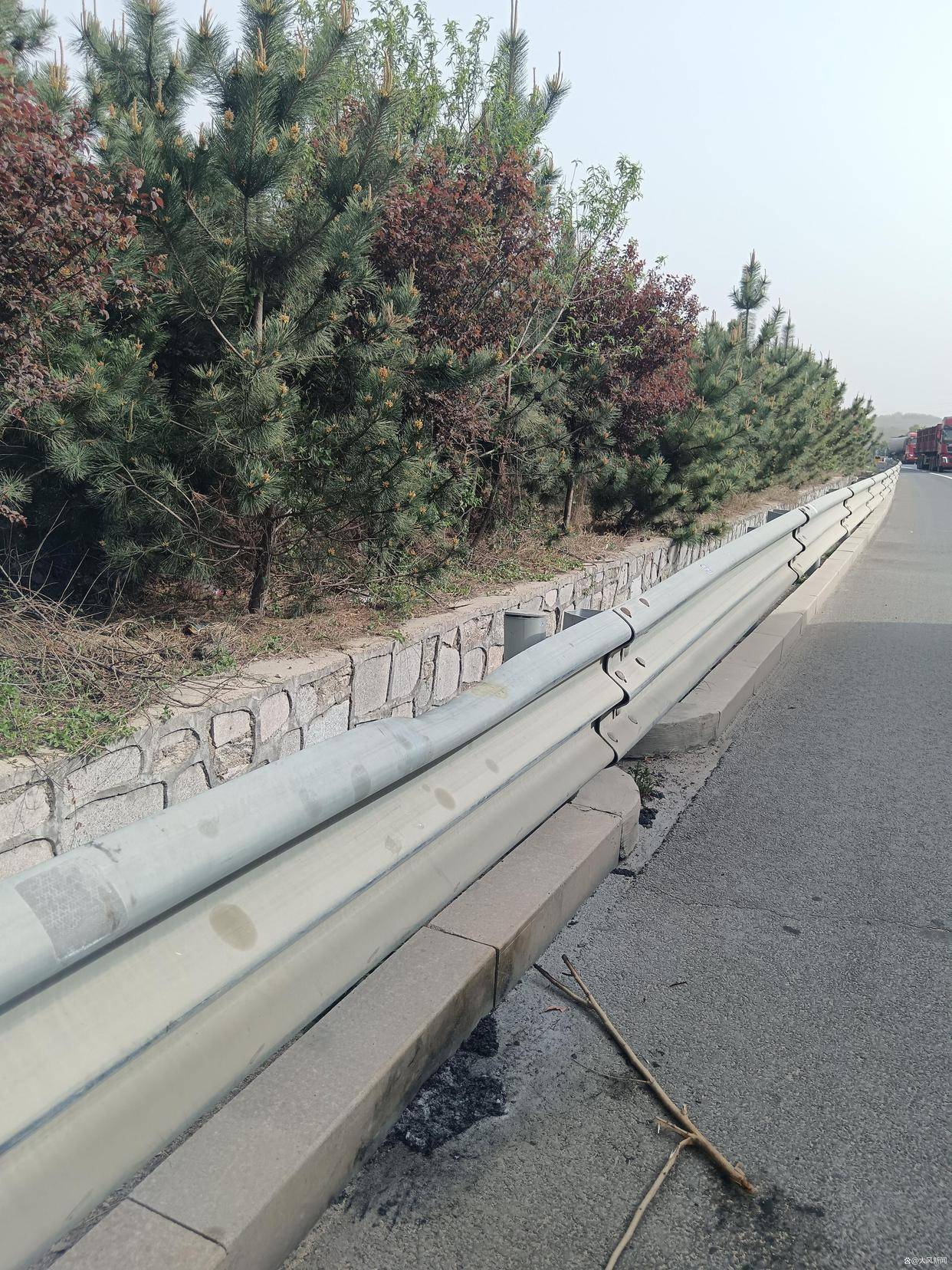 汽修店老板道路救援支千斤顶<strong></p>
<p>wti原油走势图</strong>，大货车箱体侧翻致其身亡；五莲县警方：不属车祸建议自诉