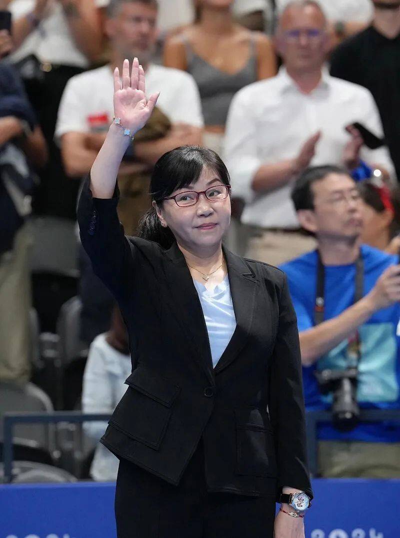 新任领导班子亮相<strong></p>
<p>财经原油</strong>！周继红当选中国泳协主席