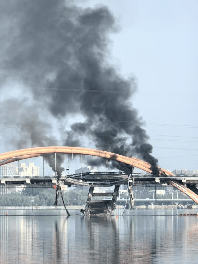 北京顺义潮白河大桥发生火情并部分坍塌<strong></p>
<p>原油分析师</strong>，官方回应
