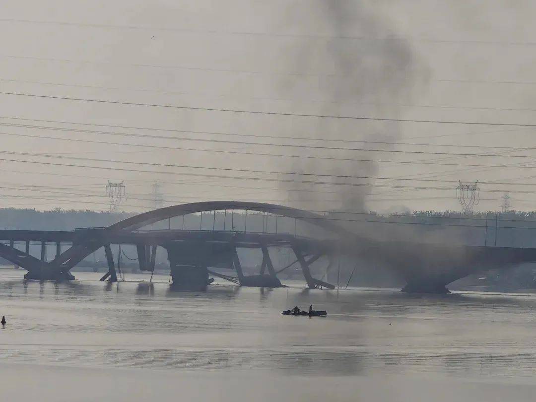 北京潮白河大桥部分路段起火坍塌<strong></p>
<p>原油分析师</strong>，官方：原因正调查