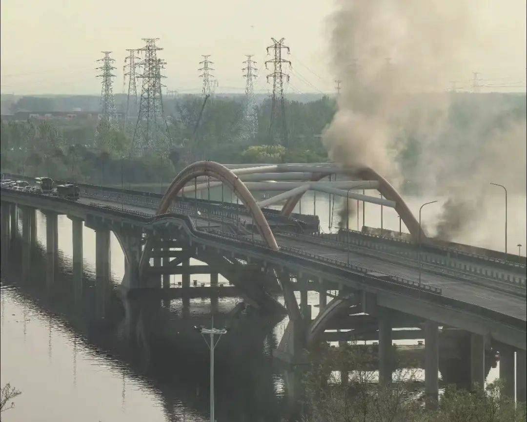 北京潮白河大桥部分路段起火坍塌<strong></p>
<p>原油分析师</strong>，官方：原因正调查