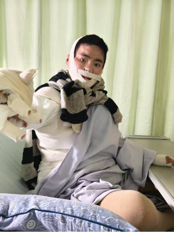 女孩被前男友泼汽油致残<strong></p>
<p>原油分析师</strong>，凶手法庭上威胁杀人