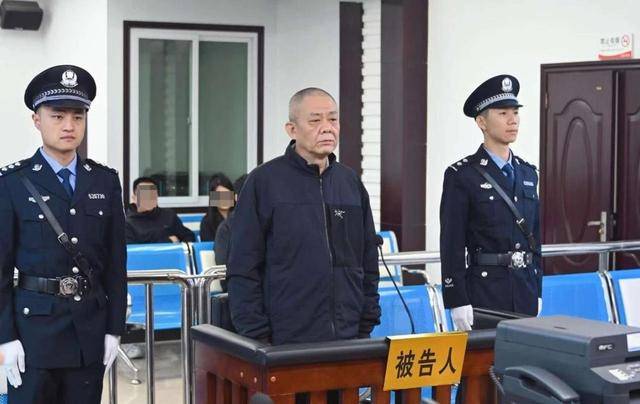 贵州省农业科学院原党委书记汤向前受审<strong></p>
<p>喷原油</strong>，曾被通报“痴迷风水”