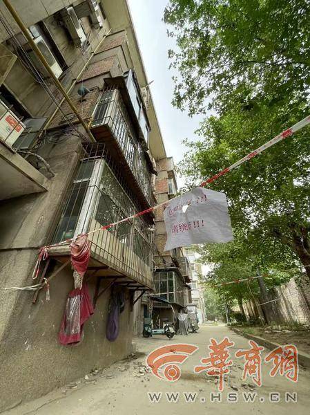大风中西安一40年老楼两户阳台坠落<strong></p>
<p>美原油走势行情</strong>，居民担心危房盼安全鉴定