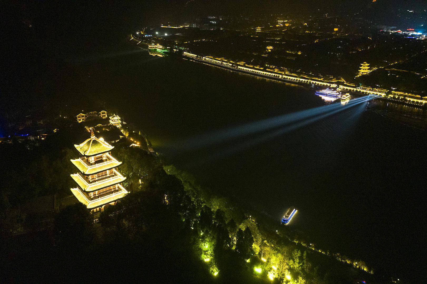 游客投诉在阆中一景区被索要597元上香费 官方：已致歉退款<strong></p>
<p>最新原油价格走势图</strong>，景区停业整顿