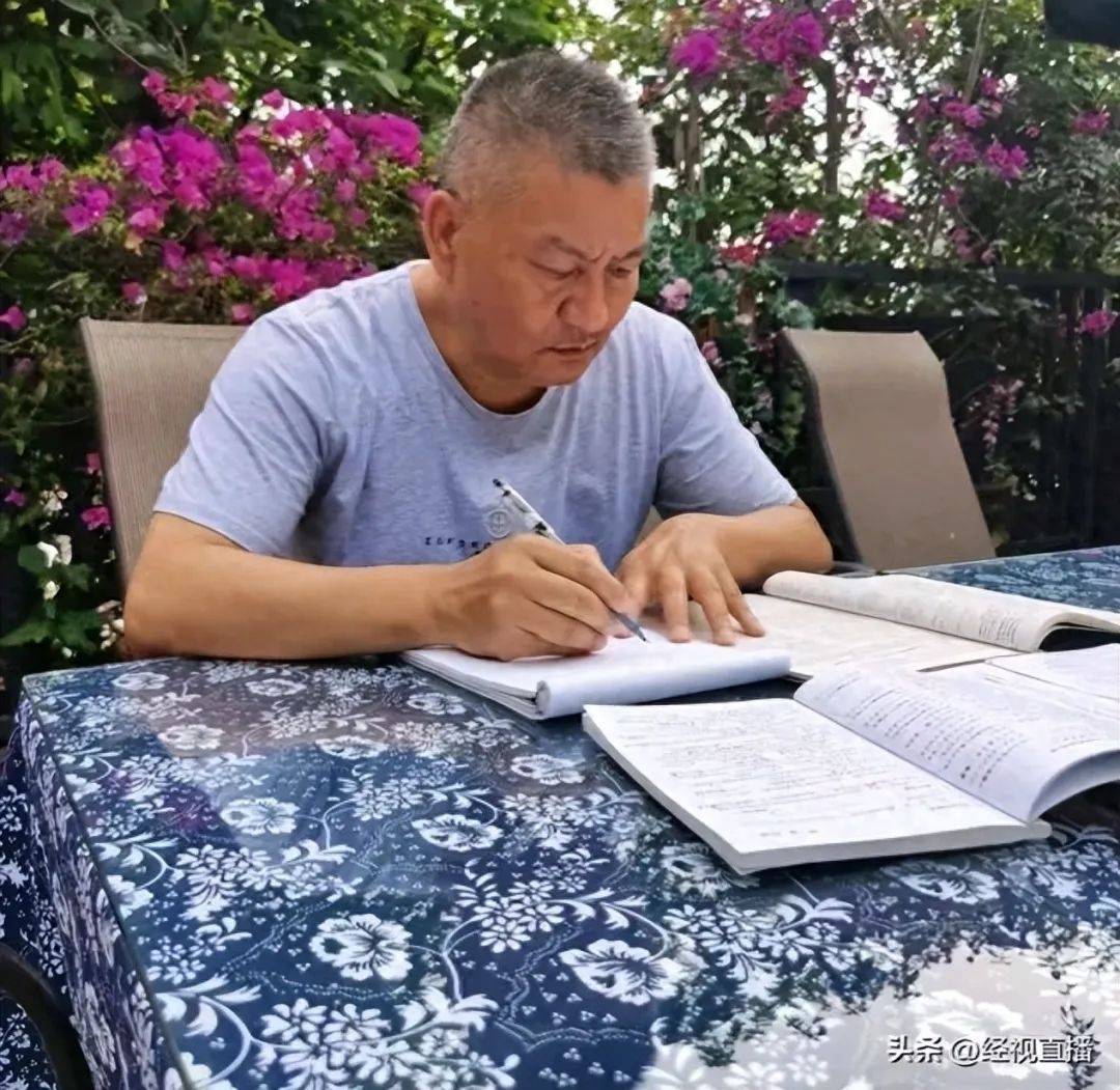 58岁梁实备战第29次高考<strong></p>
<p>原油开盘</strong>，谈多次落榜：31岁已赚100万，也许用光前半生运气