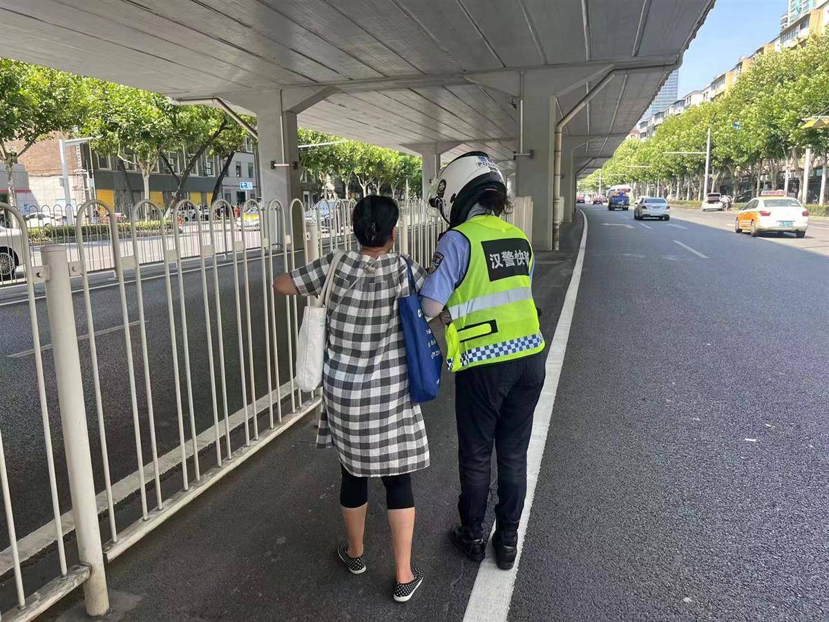 “姑娘<strong></p>
<p>原油余</strong>，又是你，真有缘呀！”婆婆第三次在车流中遇到她