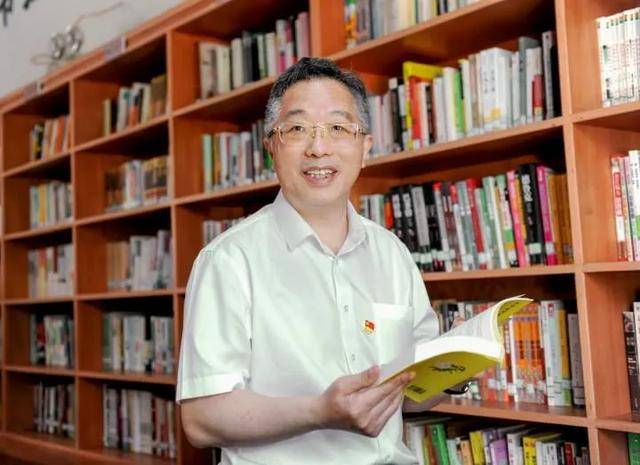 “颐云楼主人”<strong></p>
<p>原油余</strong>，主动向省纪委投案