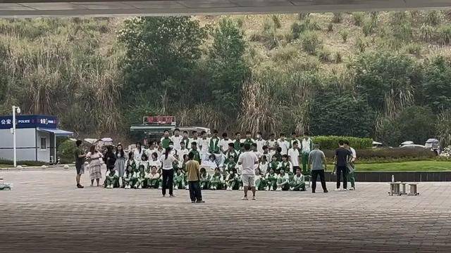 四川初三男生病重<strong></p>
<p>原油期货开户条件</strong>，全班同学带板凳赶到医院，拍下特殊的毕业照