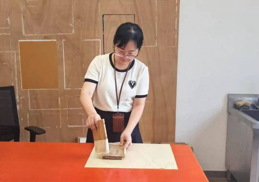 “冷板凳”一坐18年<strong></p>
<p>原油的指标</strong>！41岁厦门女子：要一直坐下去