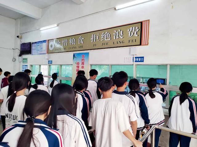 “小官巨贪校长”<strong></p>
<p>轻质原油期货</strong>，让乡镇初中生吃不饱