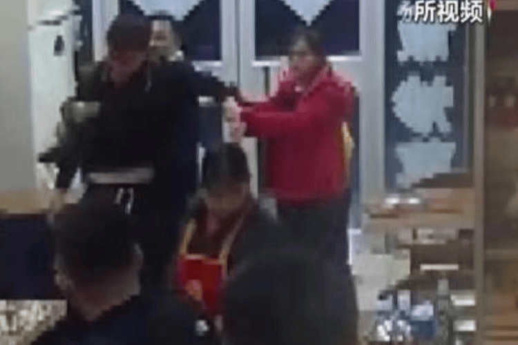 被打后还手是不是互殴<strong></p>
<p>轻质原油期货</strong>？“小案”也适用正当防卫